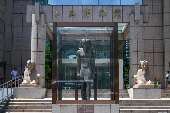 天埃及法老巨像告别上海矗立上博门口400多(图1)