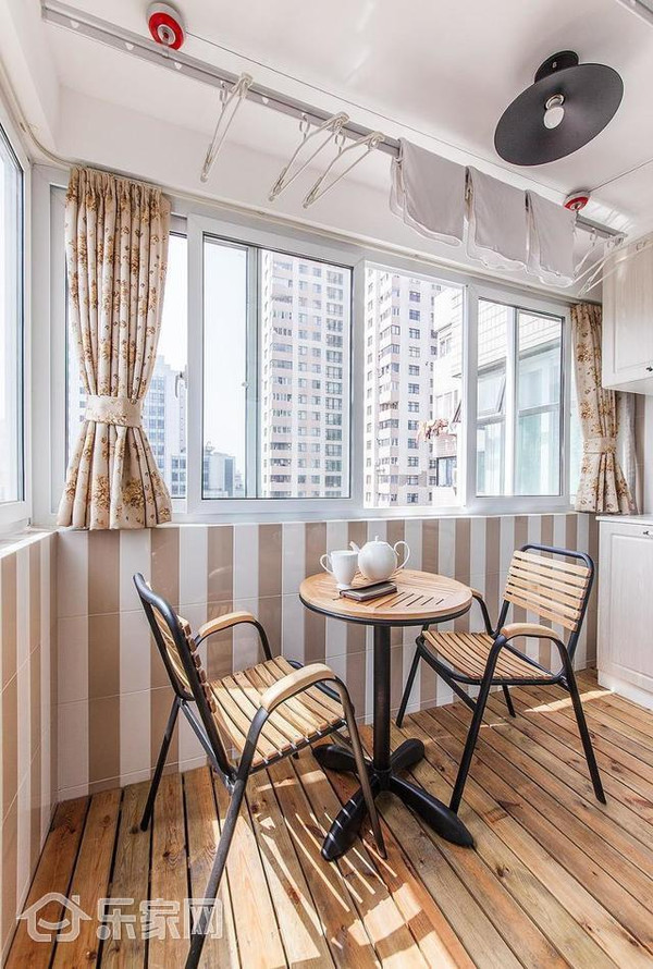 架最方便、更省钱？在阳台用哪种晾衣