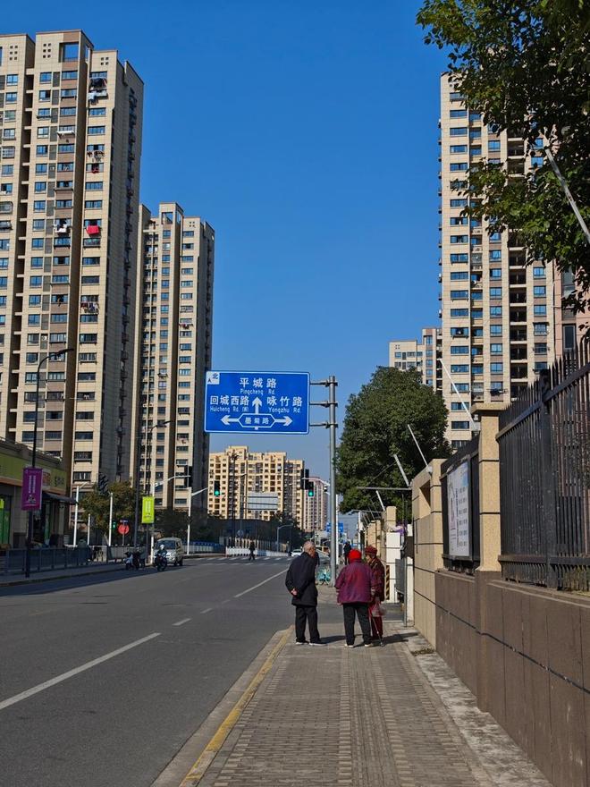 纳物业费还说“这里就是我们的家”从上海市区动迁到郊区他们提前缴(图4)